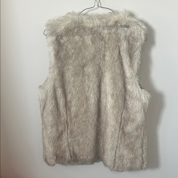 Dynamite Beige Faux Fur Vest - Picture 4 of 4